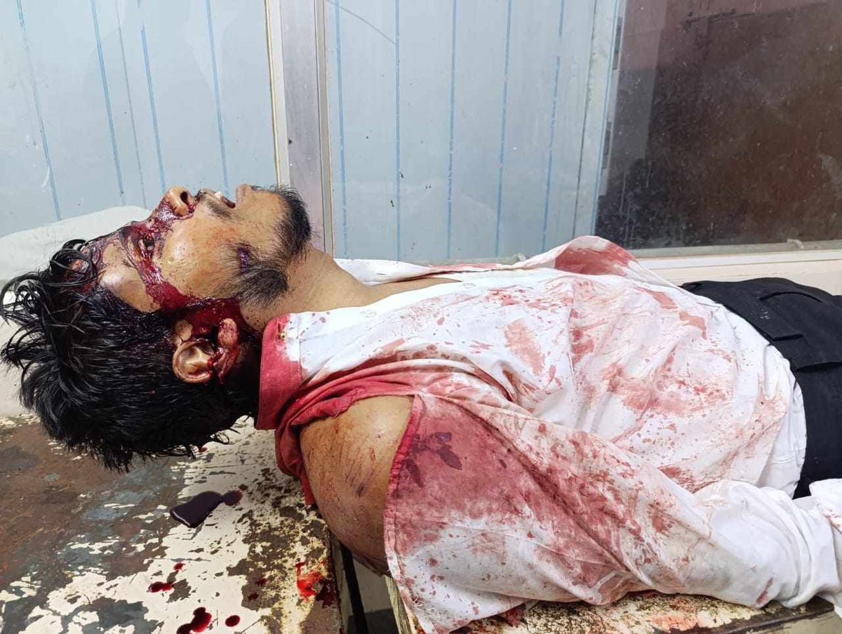 basherkella's tweet photo. A lawyer named Saiful Islam Alif has been killed in an attack by supporters of #ChinmoyKrishnaDas Brahmachari in #Chittagong. The incident took place on Tuesday (November 26) afternoon on the road in front of the #Chittagong court building. 
 
Chittagong Assistant Public Prosecutor Mohammad Enamul Haque confirmed the matter. "The deceased Advocate Saiful Islam was a lawyer of Chittagong court."
 
Kais Uddin Didar, an eyewitness to the incident, said: "Advocate Saiful Islam was facing the lane of Rangan Community Centre. From there, he was abducted and killed by Hindu terrorists."

#Dhaka #Bangladesh #HindutvaTerrorist #SaveBangladeshiMuslims #IskonAttackOnMuslims #BangladeshiHindu #BanISKCON
#StopIndianHegemony