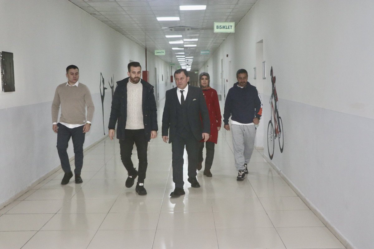 GSB_Kayseri's tweet photo. Gençlik ve Spor İl Müdürü Ali İhsan Kabakcı, Çok Amaçlı Spor Salonununda incelemelerde bulundu.
İnceleme esnasında yapılacak olan çalışmalar ve yürütülen çalışma faaliyetleri hakkında Tesis Amiri Necati Gencel’den bilgi aldı. https://t.co/MSOdG8qgiZ