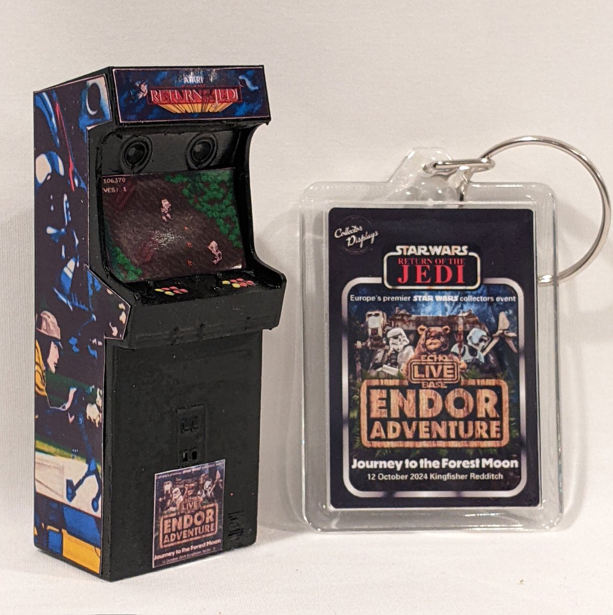 For Star Wars #TinyTuesday this week are two amazing bits sent to me from the UK. First up is the amazing 3D Printed ROTJ Arcade machine via <a href="/WookieeChips/">Chocolate Chip Wookiee</a> courtesy of <a href="/StarWarsSucker/">Dan Solo</a>. The details &amp; decals are perfect. 🥰 Paired with this is an #EchoBase Endor Adventures keychain.