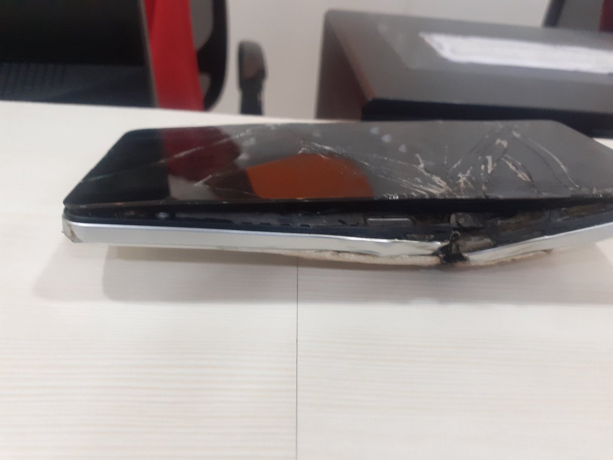 divyanshXtech's tweet image. REDMI Note 12 Pro+ battery blast💥
According to user, phone was having many issues even before the blast. Now company is denying support.
.@XiaomiIndia look into it
#Xiaomi #RedmiNote12ProPlus 
x.com/pal41993/statu…