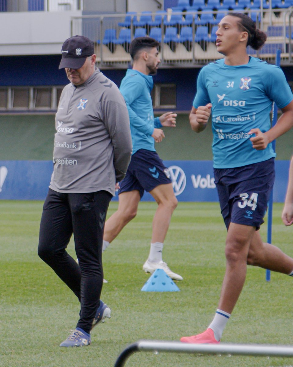 CDTOficial's tweet photo. 🎥 Así fue la sesión preparatoria del #CDTenerife, con la visita del exblanquiazul #ShaqMoore.
▶️ ¡Dale al #play! 🔗 https://t.co/wRjc7Y3jhV
#TenerifeElche #AmorEterno https://t.co/ycP6aD7sRu