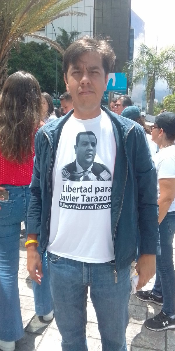 Hoy #26Noviembre suma 1243 días nuestra detención arbitraria y privación ilegítima de la libertad.
Mi Hno. Javier Tarazona director de <a href="/FundaREDES_/">FundaREDES</a> aún sigue detenido, exigimos que sea puesto de inmediato en libertad.
Ser defensor de DDHH no es delito.
#LiberenAJavierTarazona