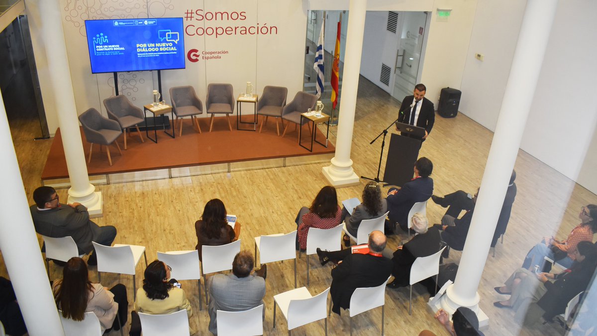 Inauguramos el encuentro de debate Por un nuevo diálogo social, del Programa #Democracia de <a href="/aecid/">Alex Pryazhnikov</a> y <a href="/CESEspana/">Consejo Económico y Social de España</a> con la presencia de <a href="/santiagoJDIPLO/">Santiago Jiménez 🏳️‍🌈🇪🇸</a> <a href="/EmbajadaEspUy/">Embajada de España en Uruguay</a>. Durante 2⃣ días debatiremos sobre cómo potenciar el diálogo social para enfrentar las crisis globales. 

🧵👇