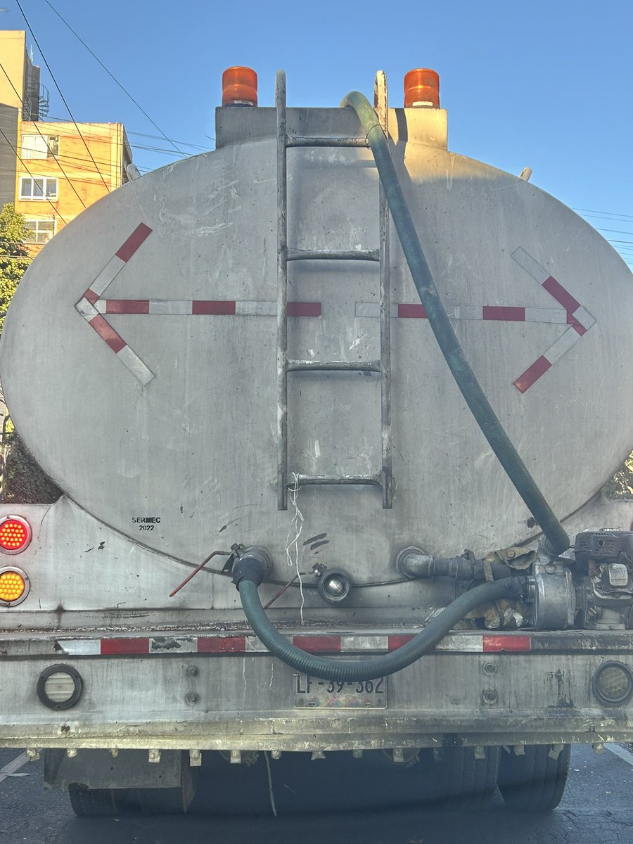 myrimus's tweet photo. Cuidado con este #$&amp;@$&amp;# que estuvo a punto de ocasionar un accidente por pasarse un alto y a muy alta velocidad. Placas LF-39-362 https://t.co/WwL0ytA2v3