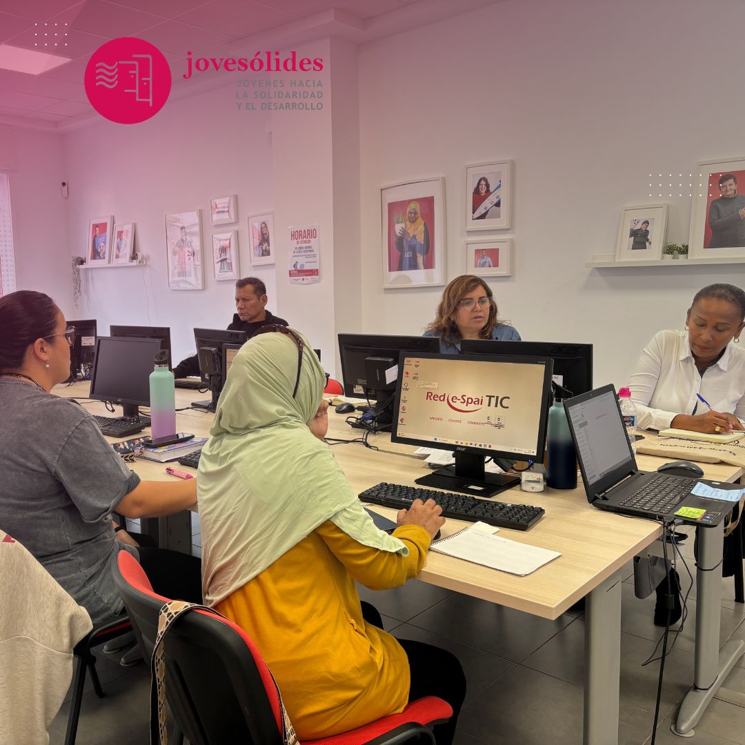 JOVESOLIDES's tweet image. ✨ ¡Mujeres que brillan con luz digital!

Los cursos de competencias digitales (alfabetización y firma digital) en la #RedEspaiTIC de Elche han llegado a su fin, y queremos celebrar a las mujeres que los han completado. 💻👩‍💻

#brechadigital #Einclusión