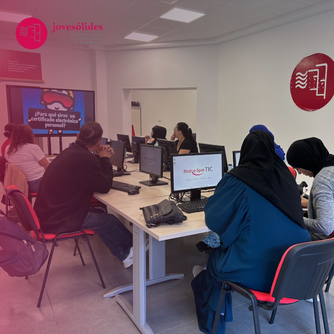 JOVESOLIDES's tweet image. ✨ ¡Mujeres que brillan con luz digital!

Los cursos de competencias digitales (alfabetización y firma digital) en la #RedEspaiTIC de Elche han llegado a su fin, y queremos celebrar a las mujeres que los han completado. 💻👩‍💻

#brechadigital #Einclusión