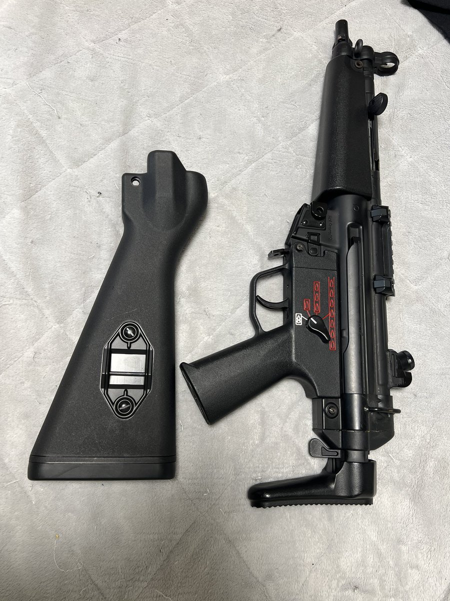 GoodSunRight's tweet photo. 今日は帰路fellowsでジャンク漁り。
安いMP5のA4ストックっぽいのがあったので購入。
手持ちのMP5はICSだが・・・まぁ使えた(ラッキー(^_^))
でもコレどこのメーカーのなんかな?マルイ??
#MP5
#MP5A4
#MP5A5
#ICS
#エアガン
#サバゲー
#fellows https://t.co/GpfNm5HU61