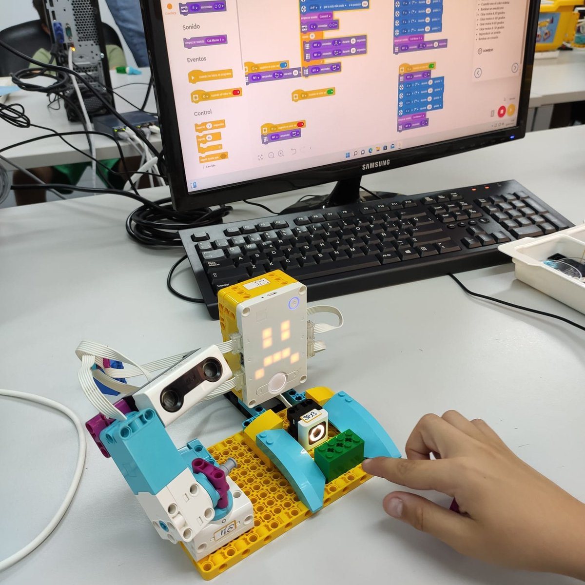 PortUIB (@portuib) on Twitter photo Cada setmana, alumnes de secundària s'endinsa en el món de les matemàtiques, l'enginyeria, l'edificació i la tecnologia amb les pràctiques en el laboratori #Demotec de la <a href="/epsuib/">Escola Politècnica Superior de la UIB</a> 💻🔢🛠️🏗️🛜🤖⚡
📌seras.uib.cat/demolab_demotec
#SeràsUIB Cada setmana, alumnes de secundària s'endinsa en el món de les matemàtiques, l'enginyeria, l'edificació i la tecnologia amb les pràctiques en el laboratori #Demotec de la <a href="/epsuib/">Escola Politècnica Superior de la UIB</a> 💻🔢🛠️🏗️🛜🤖⚡
📌seras.uib.cat/demolab_demotec
#SeràsUIB