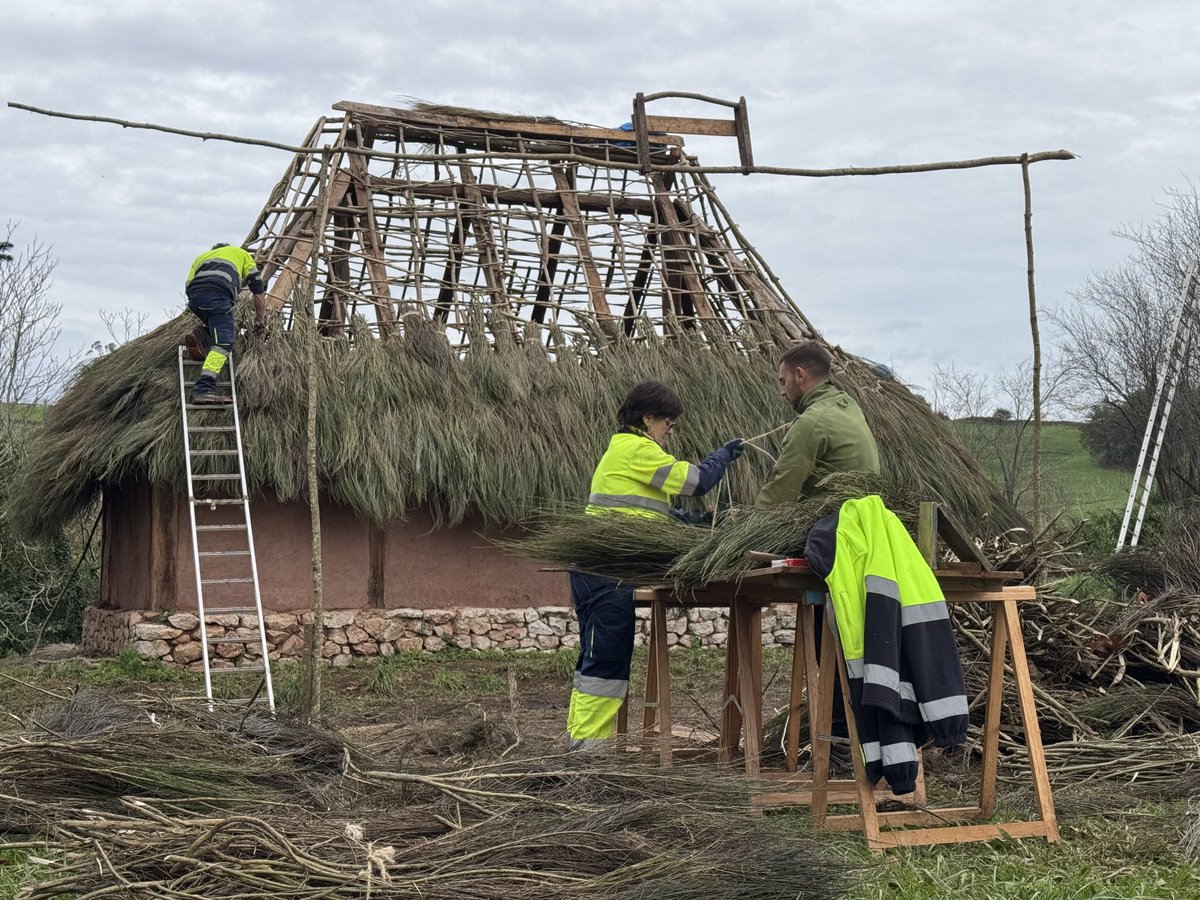 mOe_CAstrOpOrtO's tweet photo. #nOtAnOtherdAyintheOffice #RecreacionArqueologica #PobladoCantabro #SinCTE #Bioclimatica https://t.co/1ZHHhO6ucn
