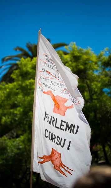 Corti Amministrativa Marseglia : ùn si pò micca parlà corsu à l'Assamblea di Còrsica. Ma ch'eddi vòchini à fassi leghja !... È chì i nosci iletti adupressi u corsu ancu di più, in tutti i so intarvinzioni ufficiali , tuttu iniziendu una pulìtica accanita di sparghjera d'u corsu !