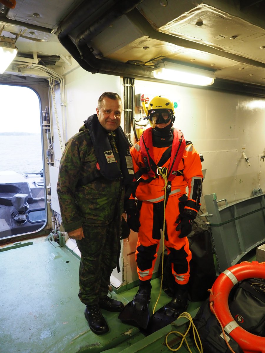 Finnchod's tweet photo. Mission first, safety always. Luottopakki turvana alukseen noustessa kun vierailin miinalaiva Hämeenmaalla. #FRWI24 https://t.co/xWvY7jg787