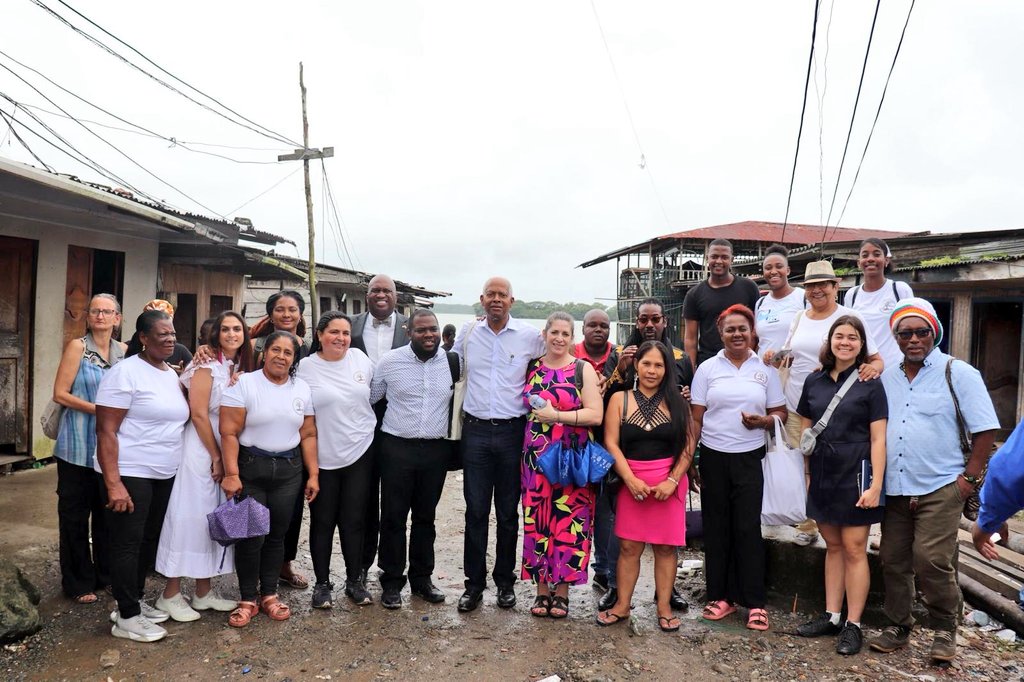 ConpazCol_'s tweet photo. #ValleDelCauca | Agradecemos la visita de la delegación del Congreso de los Estados Unidos al Espacio Humanitario Puente Nayero en #Buenaventura, una de las iniciativas territoriales de paz más emblemáticas.

Durante este encuentro, dialogamos sobre las realidades que enfrentan las comunidades rurales y urbanas de Buenaventura y presentamos las propuestas de paz construidas desde los territorios.

Extendemos agradecimiento a @WOLA_org y a su directora para los Andes, @gimena_wola, por su continuo compromiso con la defensa de los derechos humanos y el acompañamiento a los procesos de paz en Colombia.

Valoramos su interés y apoyo en el fortalecimiento de estos procesos que buscan garantizar una vida digna y en paz. 🕊

@RepHankJohnson @RepKamlagerDove @ColAcuerdoPaz @renacientes