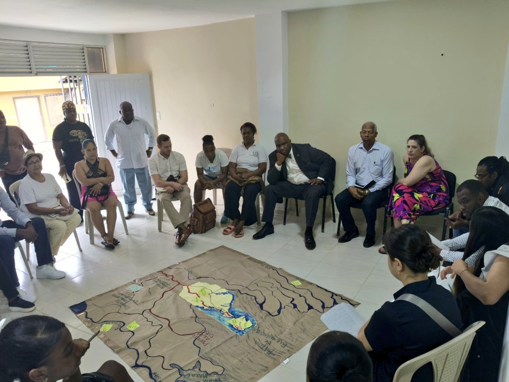 ConpazCol_'s tweet photo. #ValleDelCauca | Agradecemos la visita de la delegación del Congreso de los Estados Unidos al Espacio Humanitario Puente Nayero en #Buenaventura, una de las iniciativas territoriales de paz más emblemáticas.

Durante este encuentro, dialogamos sobre las realidades que enfrentan las comunidades rurales y urbanas de Buenaventura y presentamos las propuestas de paz construidas desde los territorios.

Extendemos agradecimiento a @WOLA_org y a su directora para los Andes, @gimena_wola, por su continuo compromiso con la defensa de los derechos humanos y el acompañamiento a los procesos de paz en Colombia.

Valoramos su interés y apoyo en el fortalecimiento de estos procesos que buscan garantizar una vida digna y en paz. 🕊

@RepHankJohnson @RepKamlagerDove @ColAcuerdoPaz @renacientes