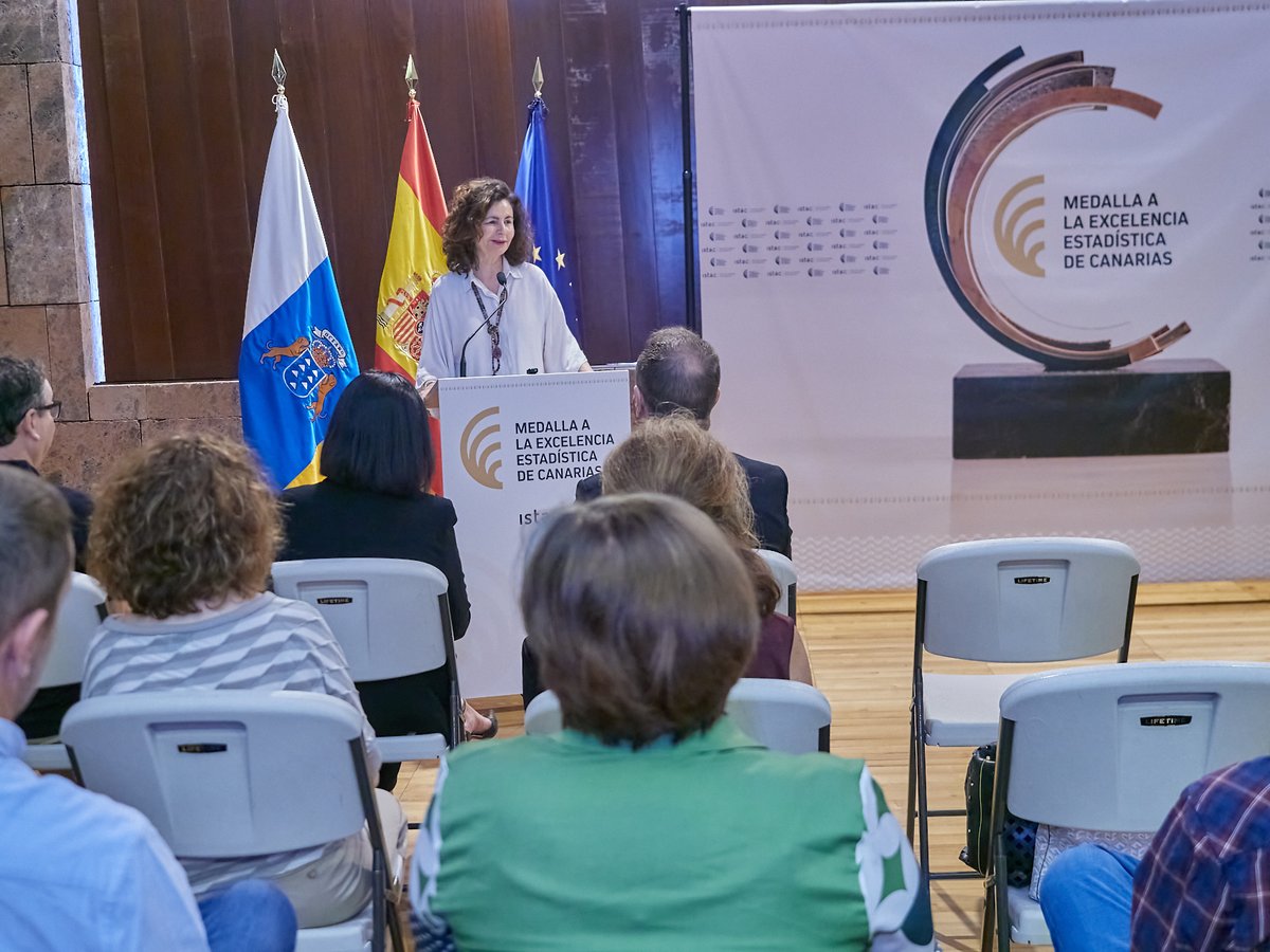 istac_es's tweet photo. 🏅 En el acto de entrega de la Medalla a la Excelencia Estadística de #Canarias @MatildeAsian incide en la importancia de los datos para:
👌 Adoptar decisiones
➡️ Eliminar la incertidumbre
💪 Transformar los retos en oportunidades
#Contamos https://t.co/v8uFMxIzXJ