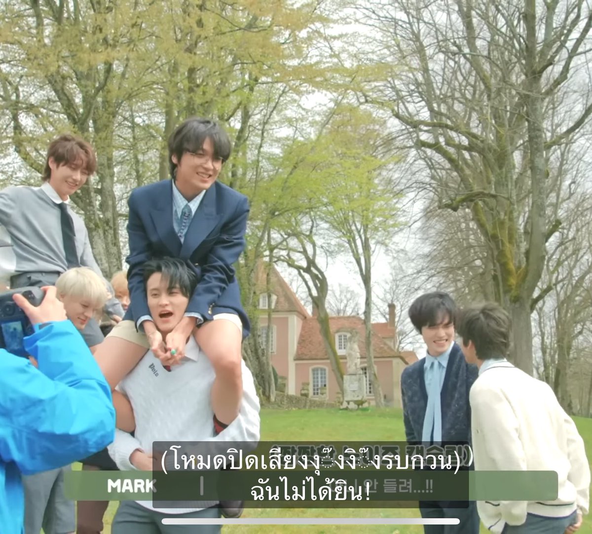 ขำ ในภาพนี้คือวุ่นวายมาก5555555 แต่ม้าคบอกไม่ได้ยิน เพราะแฮชานขี่คอม้าคอยุ่แล้วปิดหูม้าค5555555555555555555