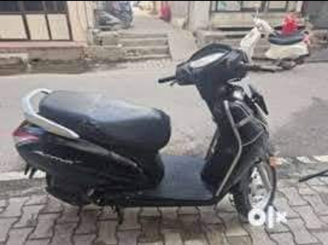 बहुत दिनो से स्कूटी का उपयोग नही होने से, विचार आया Olx पे बेच दे..।
कीमत Rs 30000/- डाल दी
बहुत आफर आये 15 से 28 हजार तक। 
एक का 29 का प्रस्ताव आया। 
उसे भी waiting में रखा।
कल सुबह एक कोल आया। उसने कहा-
"साहब नमस्कार 🙏 , 
आपकी गाडी का add देखा। पसंद भी आयी है। परंतु  30 जमाने