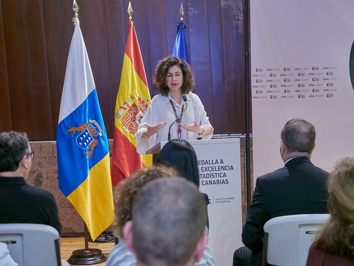 istac_es's tweet photo. 🏅 En el acto de entrega de la Medalla a la Excelencia Estadística de #Canarias @MatildeAsian incide en la importancia de los datos para:
👌 Adoptar decisiones
➡️ Eliminar la incertidumbre
💪 Transformar los retos en oportunidades
#Contamos https://t.co/v8uFMxIzXJ
