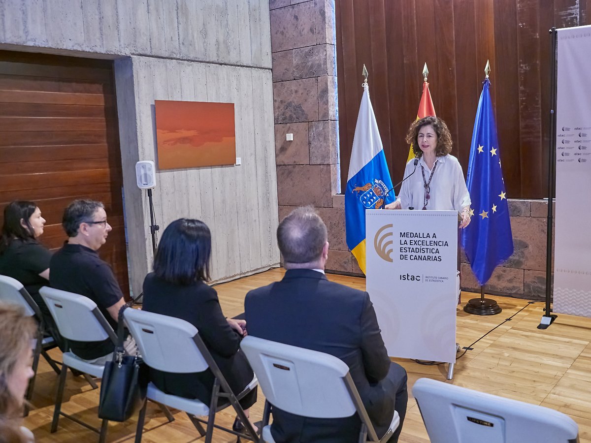 🏅 En el acto de entrega de la Medalla a la Excelencia Estadística de #Canarias <a href="/MatildeAsian/">MatildeAsianGonzalez</a> incide en la importancia de los datos para:
👌 Adoptar decisiones
➡️ Eliminar la incertidumbre
💪 Transformar los retos en oportunidades
#Contamos