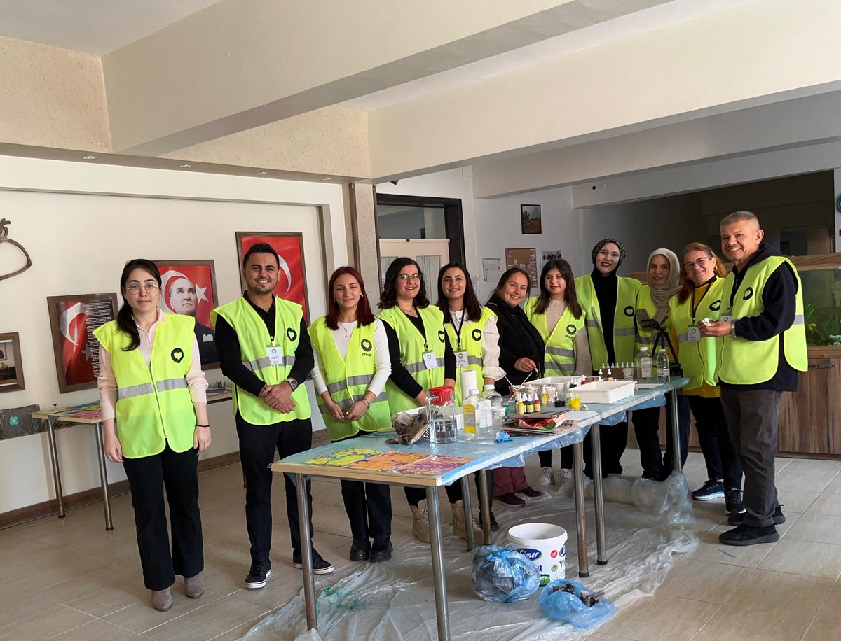 Ahbap Denizli gönüllülerimiz, huzurevi ziyaretinde bulundular. Birlikte ebru eserleri yapan gönüllülerimiz yaptıkları eserleri huzurevi sakinlerine hediye ettiler. 💚