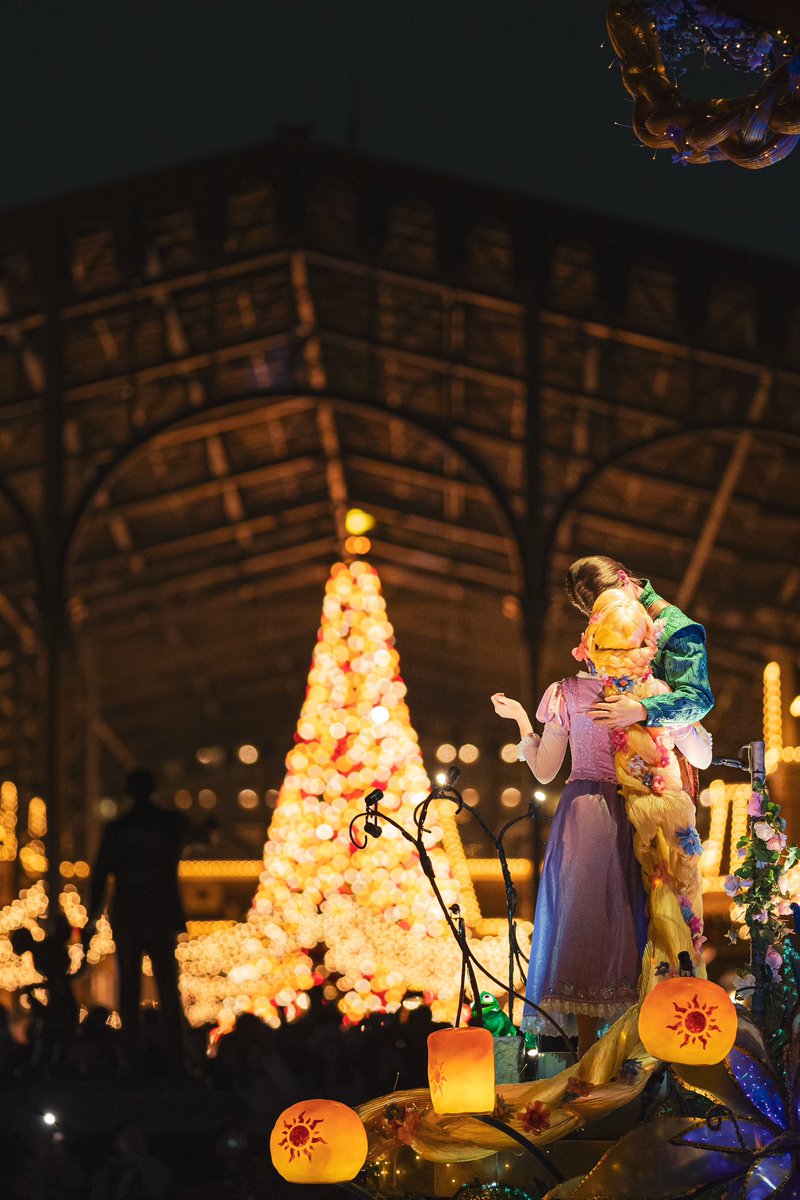 uudon_Dch's tweet image. クリスマスツリーと素敵な2人が撮れた