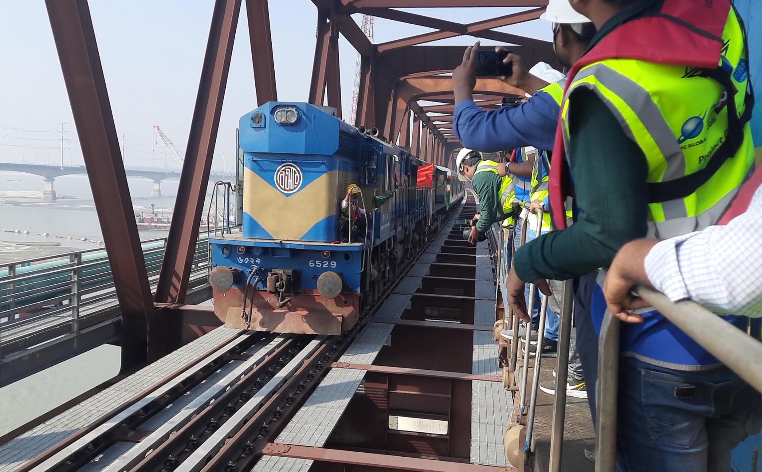 যমুনা রেলসেতুতে পরীক্ষামূলক ট্রেন চলাচল সফল
