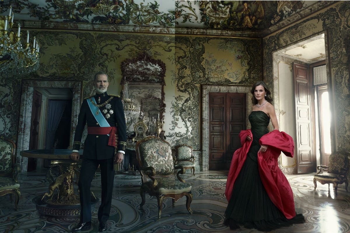 SilvesVilaplana's tweet photo. Gran metàfora la de la fotografia d'Annie Leibovitz. Felip és un home fosc que viu envolat de luxe decadent i que té com a dona una malcarada amb ínfules d'estrella de cinema. I, com sempre, tot pagat per nosaltres. 135.000€ per la foto. https://t.co/RVz25DN7WH