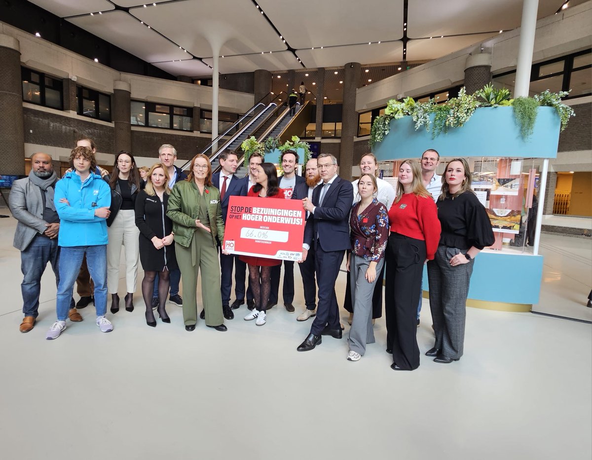 Vaste Commissie OCW Tweede Kamer (@ocw_tk) on Twitter photo De Algemene Onderwijsbond (AOb) heeft vanmiddag, namens meerdere organisaties, de petitie 'Stop de bezuinigingen op het hoger onderwijs' aangeboden aan leden van de commissie <a href="/OCW_TK/">Vaste Commissie OCW Tweede Kamer</a>. De Algemene Onderwijsbond (AOb) heeft vanmiddag, namens meerdere organisaties, de petitie 'Stop de bezuinigingen op het hoger onderwijs' aangeboden aan leden van de commissie <a href="/OCW_TK/">Vaste Commissie OCW Tweede Kamer</a>.