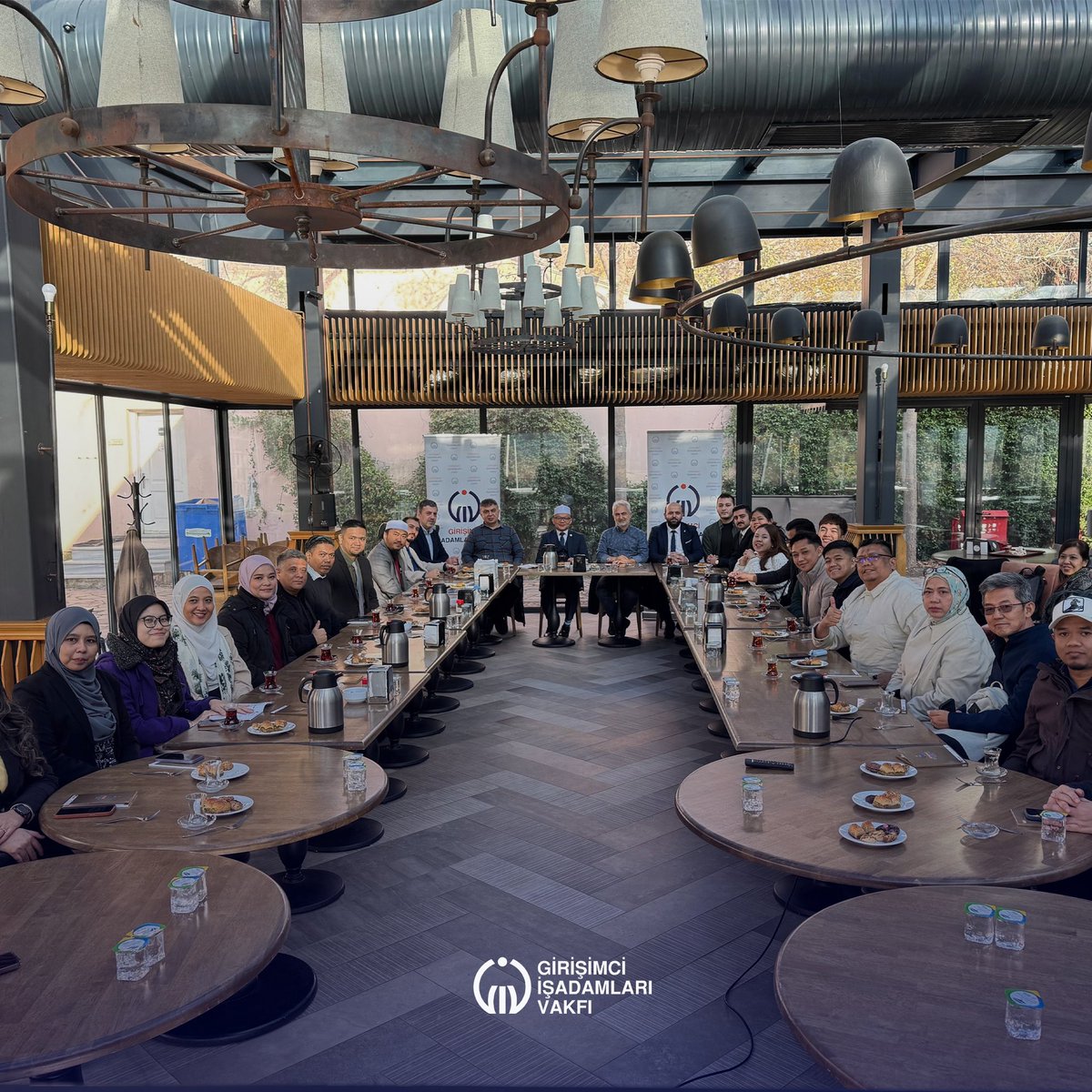 givorgtr's tweet photo. Malezya Uluslararası İslam Ticaret ve Sanayi Odası işbirliğiyle Malezya’dan gelen heyeti Vakfımızda ağırladık. Farklı sektörlerden temsilcilerle verimli bir iş birliği görüşmesi gerçekleştirdik. https://t.co/wzmlkraphJ