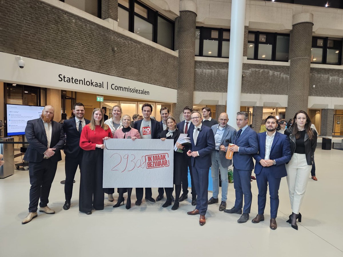 Vaste Commissie OCW Tweede Kamer (@ocw_tk) on Twitter photo Vandaag heeft de Vereniging Hogescholen de petitie m.b.t. de bezuinigingen op hoger onderwijs en specifiek de langstudeerboete aangeboden aan leden van de commissie <a href="/OCW_TK/">Vaste Commissie OCW Tweede Kamer</a>. Vandaag heeft de Vereniging Hogescholen de petitie m.b.t. de bezuinigingen op hoger onderwijs en specifiek de langstudeerboete aangeboden aan leden van de commissie <a href="/OCW_TK/">Vaste Commissie OCW Tweede Kamer</a>.