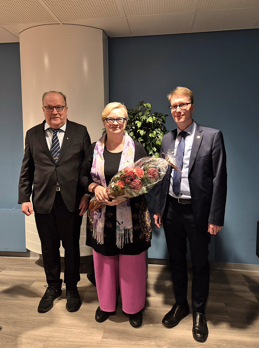 Aluehallitus onnitteli jäsentään Anne Huotaria tasavallan presidentin hänelle 22. marraskuuta myöntämästä sosiaalineuvoksen arvonimestä.

Arvonimi myönnetään tunnustuksena merkittävästä työstä yhteiskunnan hyväksi, erityisesti sosiaalialalla.

Lämpimät onnittelut Anne! 🌹