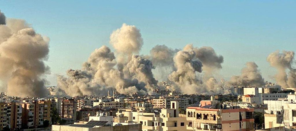 Leila_MA's tweet image. Even with a ceasefire seemingly hours away, #Israel just sent out 20 bombing notices for #Beirut’s suburbs in less than 20 minutes and IDF jets are now absolutely pounding the city with air strikes. The skyline is a wall of thick grey smoke. These are all civilian neighbourhoods.