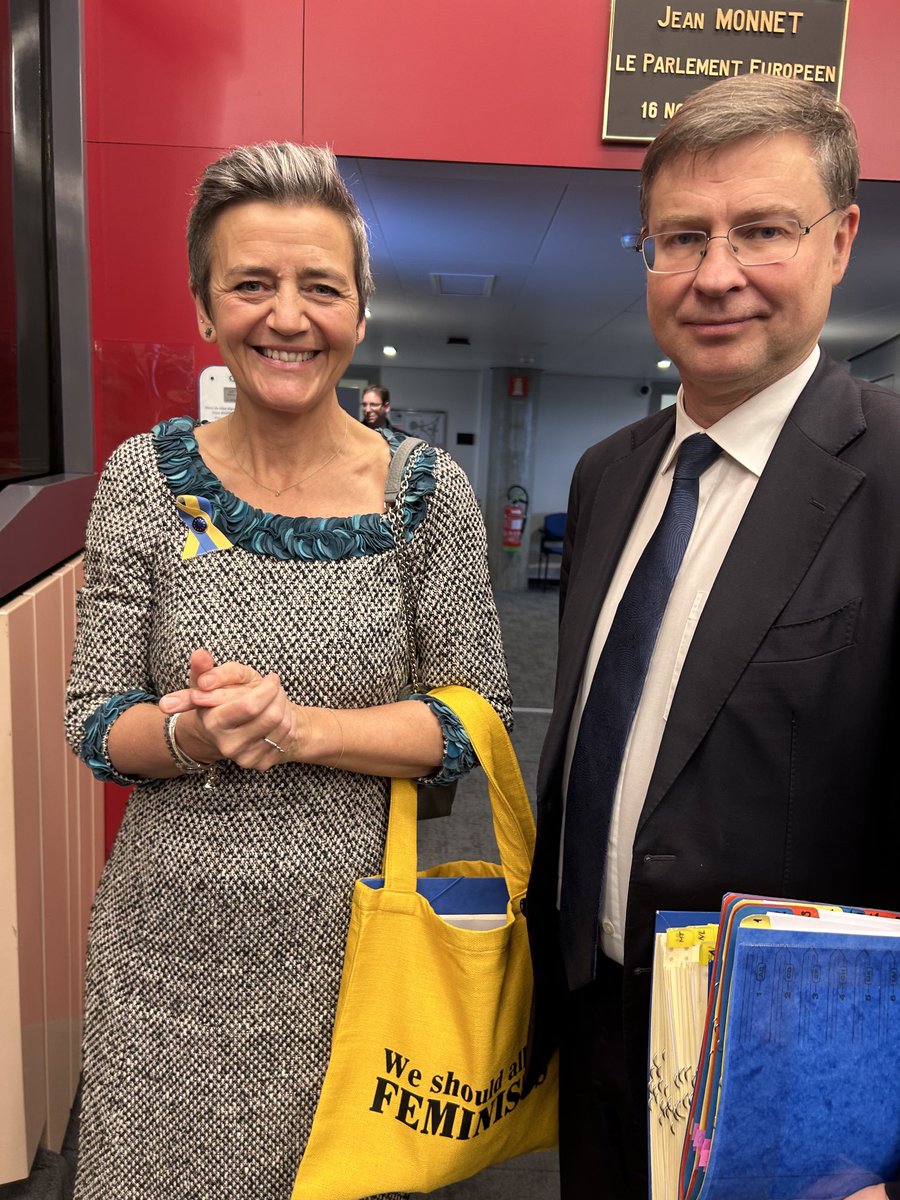 PaoloGentiloni's tweet photo. Centonovantunesima (e ultima) riunione del Collegio dei Commissari #UE. Domani il voto sulla nuova Commissione. https://t.co/LofcgBntsj