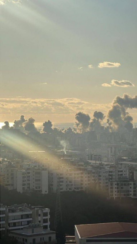 Leila_MA's tweet image. Even with a ceasefire seemingly hours away, #Israel just sent out 20 bombing notices for #Beirut’s suburbs in less than 20 minutes and IDF jets are now absolutely pounding the city with air strikes. The skyline is a wall of thick grey smoke. These are all civilian neighbourhoods.
