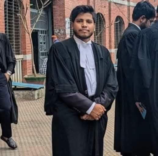 MainulAkond's tweet photo. A Muslim lawyer has been hacked to death by ISKCON followers and Hindutva supporters in Chittagong, Bangladesh. Numerous people have been injured, and Muslim houses and mosques are under attack.

#MuslimsUnderAttack
#Hindutva
#ISKCON
#Justice_For_Saiful_Islam_Alif
#Ban_ISKCON https://t.co/Srx0jTH3dB