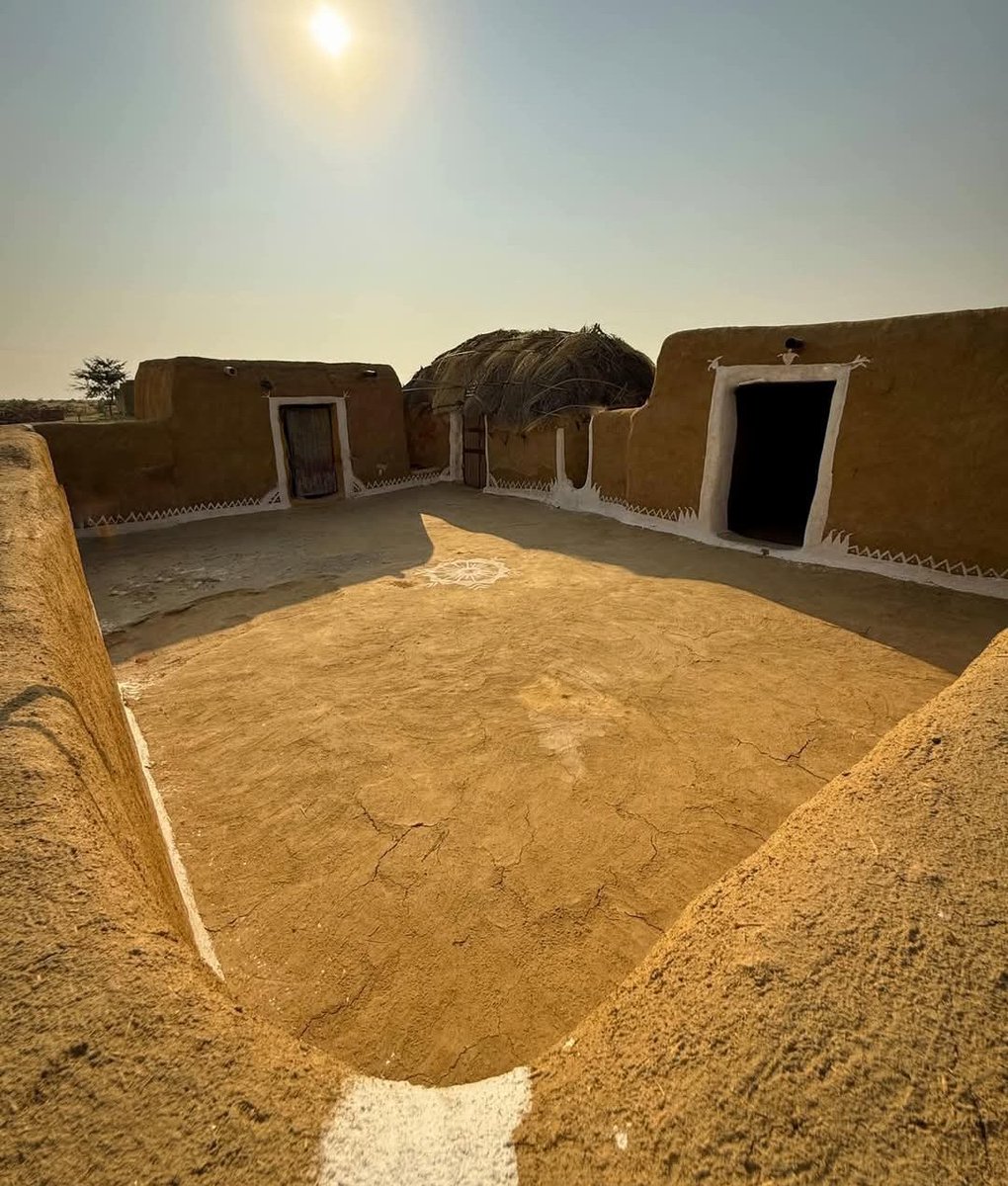 बंगला बहुत बड़ा बना लिया है उसने शहर मे पर आंगन दिखाने के लिए बच्चों को आज भी गांव लाता है 😘