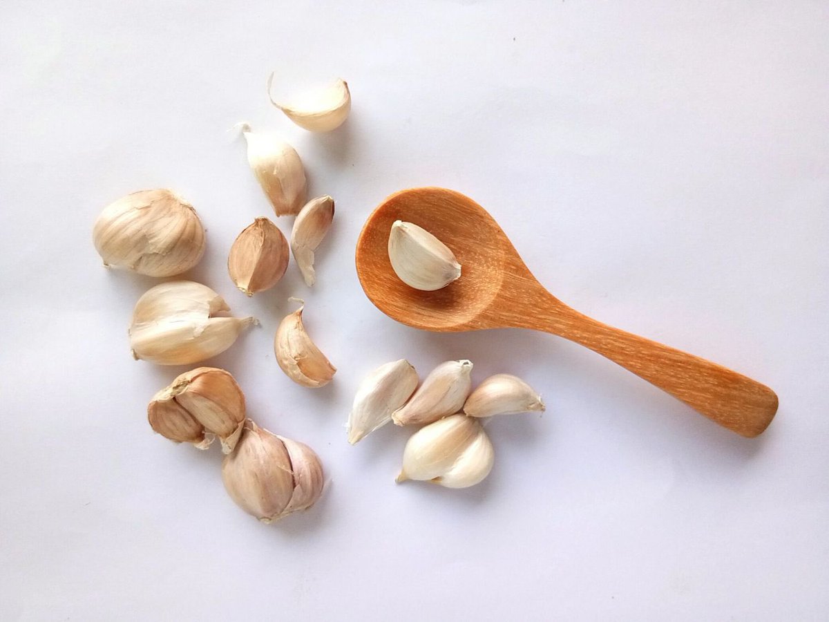 safonyameherbal's tweet photo. Even after visiting the ENT, your earache still persist? Eliminate the ear pain with any of these two remedies👇

Crush a clove of garlic, sieve to obtain a liquid extract, insert a cotton bud into the liquid extract, insert the moistened cotton bud into the affected ear and wait for 5minutes once daily for 3 days🫂

Thread 🧵