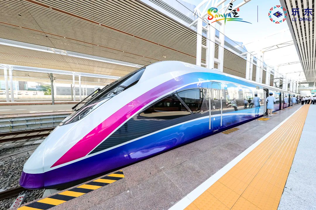 DiscoverLedong's tweet photo. 🚄🚄Experience the future of travel on the #Sanya-#Ledong railway, featuring over 30 #smartamenities including tabletop wireless charging, 🎬movie viewing, #travel guide browsing, 🍹self-service beverages, and 📷AI photography.
🌱🥰With a 15% energy reduction per capita per hundred kilometers, this #eco-friendly ride is both smart and #sustainable. Come and experience it!
#Innovation #ChinaTravel #Hainan #DiscoverLedong