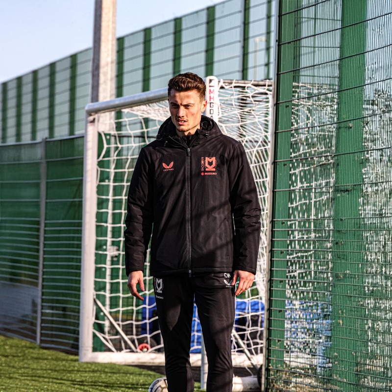 MKDonsFC's tweet photo. 💬 AR "All three have all been brilliant at helping one another through this process."

💬 CW “It’s rewarding to see their hard work and determination each day as they progress through each stage."

The medical staff provide an insight into the rehabilitation process 🩺

#COYD
