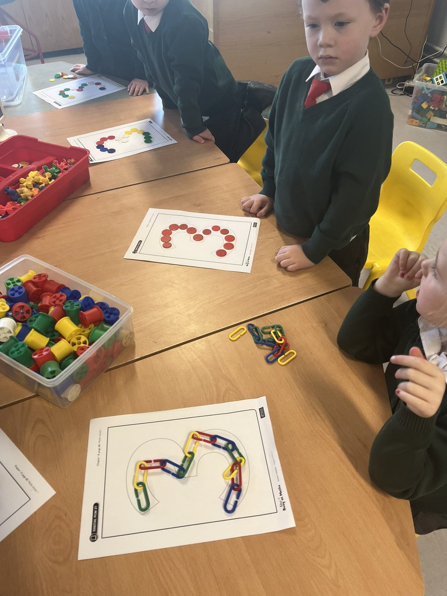 rangeibhlin1's tweet photo. Táimid ag foghlaim faoi Uimhir 3 faoi láthair. Chuardaíomar an seomra le haghaidh 3 de rudaí éagsúla. Líonamar an 3 leo. @GaelscoilAU https://t.co/rocLaNs32h