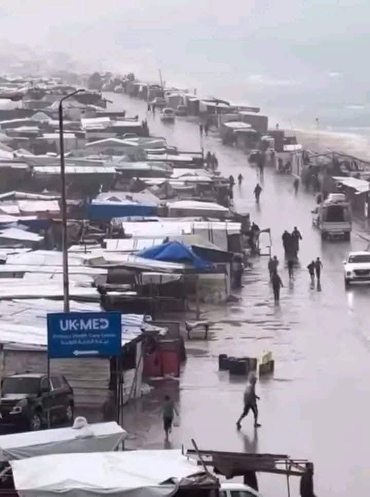 Timesofgaza's tweet photo. Sea swallows more than 10,000 tents over the past two days in Gaza Strip. https://t.co/iAhagXnVif