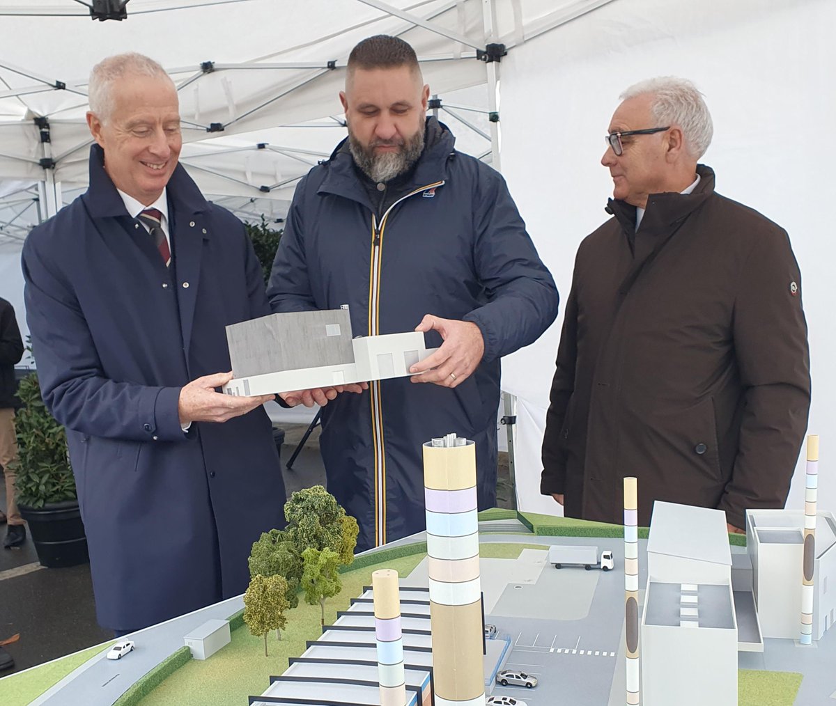 yves_lederer's tweet image. Aujourd’hui à #Calais, en compagnie de Frédéric HENOT et Ladislas LOZANO, adjoints au maire, j’ai lancé le programme de travaux visant à renforcer les moyens de production de chaleur renouvelable pour alimenter le réseau de la ville. 
#EnR #reseauchaleur #transitionénergétique