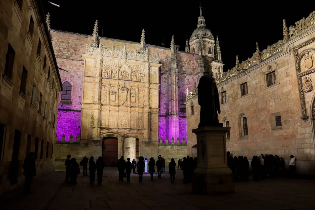 La Universidad de Salamanca ilumina la Fachada Rica en conmemoración al Día Internacional de la Eliminación de la Violencia contra la Mujer.

Durante el acto se procedió a la lectura del Manifiesto RUIGEU por la Igualdad y en contra de esta violencia.

➡️ saladeprensa.usal.es/node/138312