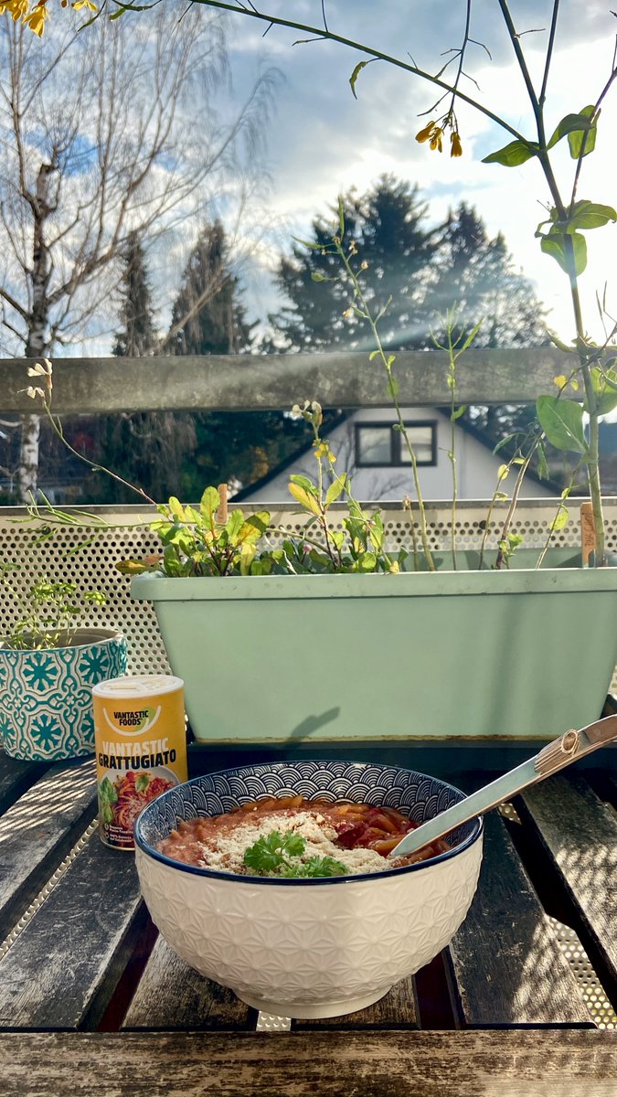 Meerhund's tweet image. Vielleicht das letzte Mal draußen essen dieses Jahr….? 🤔

#summersgone
#yummy #vegan
#sunshine