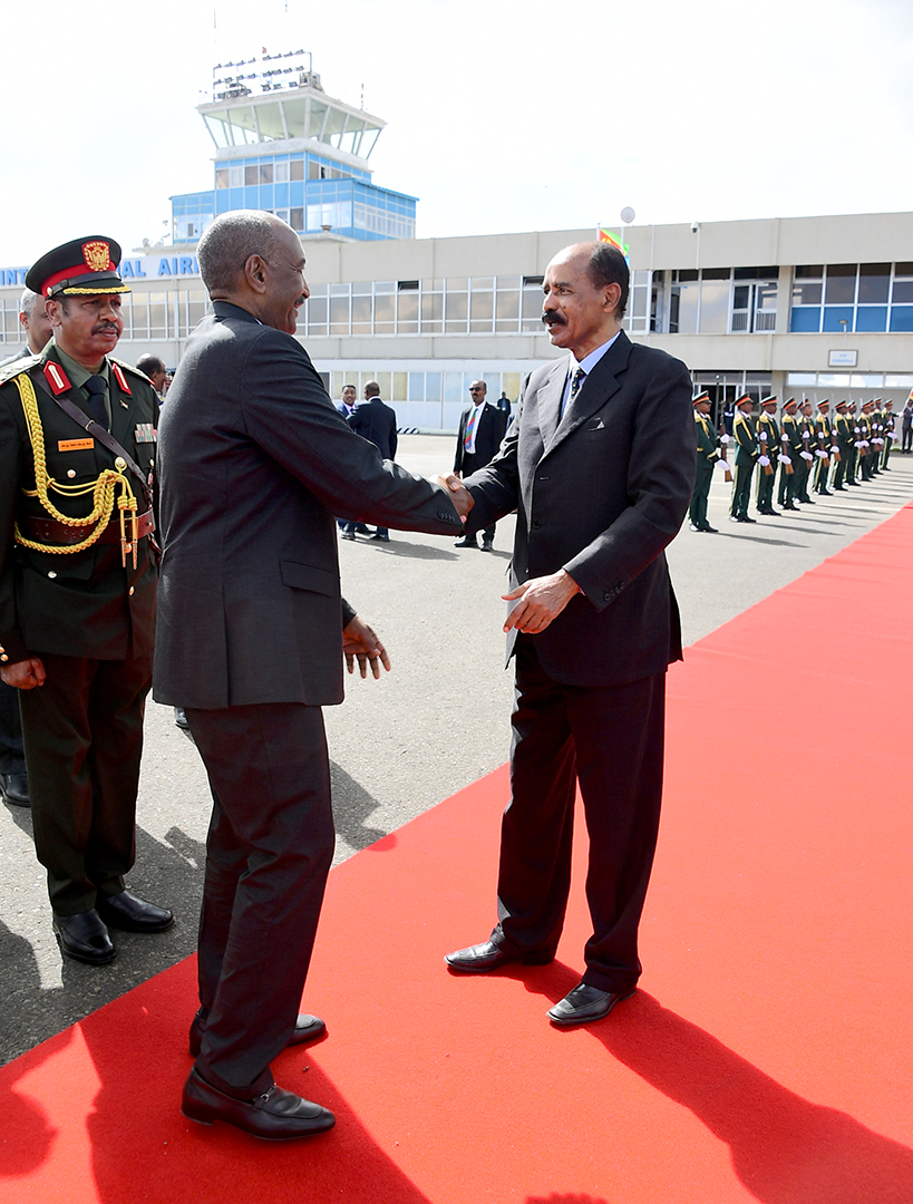 hawelti's tweet photo. President Isaias Afwerki and Sudan's Chairman of the Sovereign Council, General Abdel Fattah al-Burhan, held extensive talks at State House, in the early afternoon hours today, on the consolidation of the warm bilateral ties between the two countries as well as current regional/geopolitical matters.

President Isaias re-iterated Eritrea's firm and principled stance on the tragic conflict that has and continues to afflict Sudan in the recent period.  He also underlined Eritrea's conviction that the problem in Sudan can only be resolved through the efforts of the Sudanese themselves with the support of friendly neighbouring countries.

In a press statement to the Eritrean News Agency, General al-Burhan expressed his gratitude to the people and Government of Eritrea for their support at a critical time when Sudan is grappling with enormous difficulties. 

General al-Burhan also stressed Sudan's readiness and goodwill to further deepen the long-standing and solid ties that exist between the two peoples.

General al-Burhan and his delegation departed home in the mid-afternoon hours winding up their fruitful, one-day, working visit.
