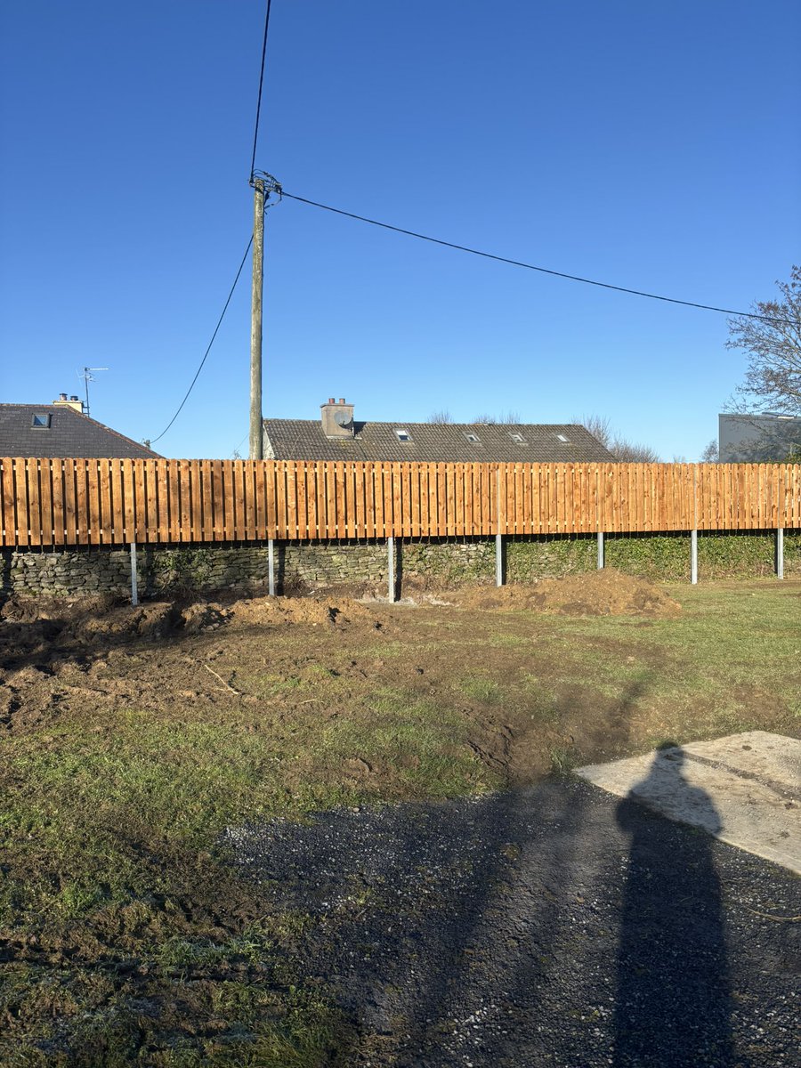 The team just finished this hit and miss picket fence built on 80X80mm galvanised box. It’s used as a block between dwelling houses and a camping/caravan park