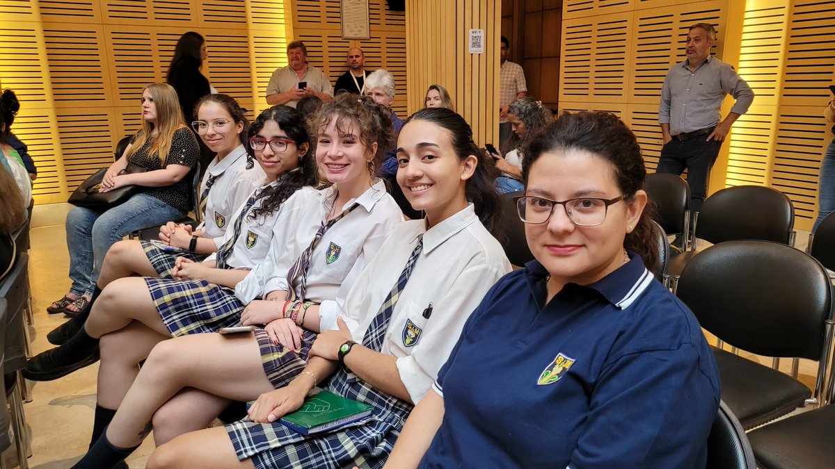 InformacionLeg3's tweet photo. 🌟 Desde la Cámara de Misiones reflexionamos sobre IA y derechos humanos. Presentamos el libro del CIPDH en un espacio de diálogo que promueve el desarrollo tecnológico ético. #IAyDDHH #DerechosHumanos https://t.co/rrjGWoR29r