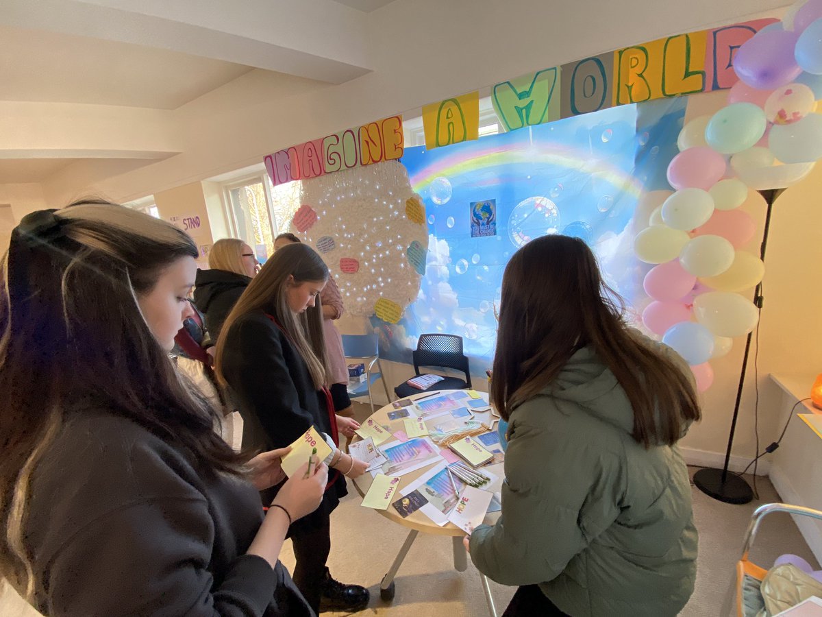 Miss Hutchinson tweet media