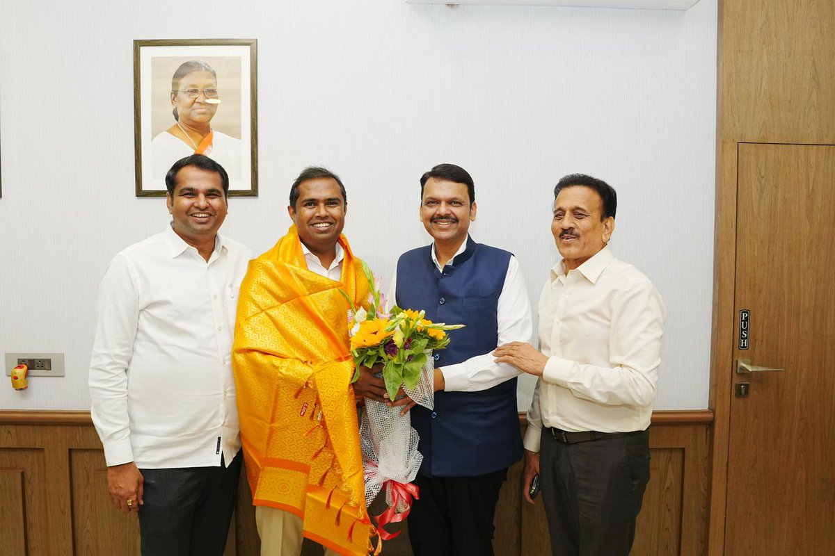 mlamangeshbjp's tweet photo. राज्यातील यशस्वी अश्या महायुतीच्या महाविजयाचे शिल्पकार, आमचे नेते मा. उपमुख्यमंत्री श्री.देवेंद्रजी फडणवीस साहेब यांची आज सागर या शासकीय निवासस्थानी भेट घेतली, महायुतीच्या विजयाबद्दल शुभेच्छा दिल्या व त्यांचे आशिर्वाद घेतले.

यावेळी मा.देवेंद्रजी यांनी माझा भगवी शाल पांघरून व पुष्पगुच्छ देऊन सत्कार केला. सदर प्रसंगी भारतीय जनता पक्षाचे नेते व माझे मार्गदर्शक श्री. गिरिषभाऊ महाजन, रावेर-यावल मतदारसंघाचे नवनिर्वाचित आमदार श्री. अमोल जावळे, आरोग्यदूत श्री.रामेश्वरभाऊ नाईक हे देखील उपस्थित होते.

@Dev_Fadnavis @girishdmahajan 
@a_haribhau 
@Rameshwarpnaik2 

#Maharashtra #DevendraFadnavis #MahaYutiWins
