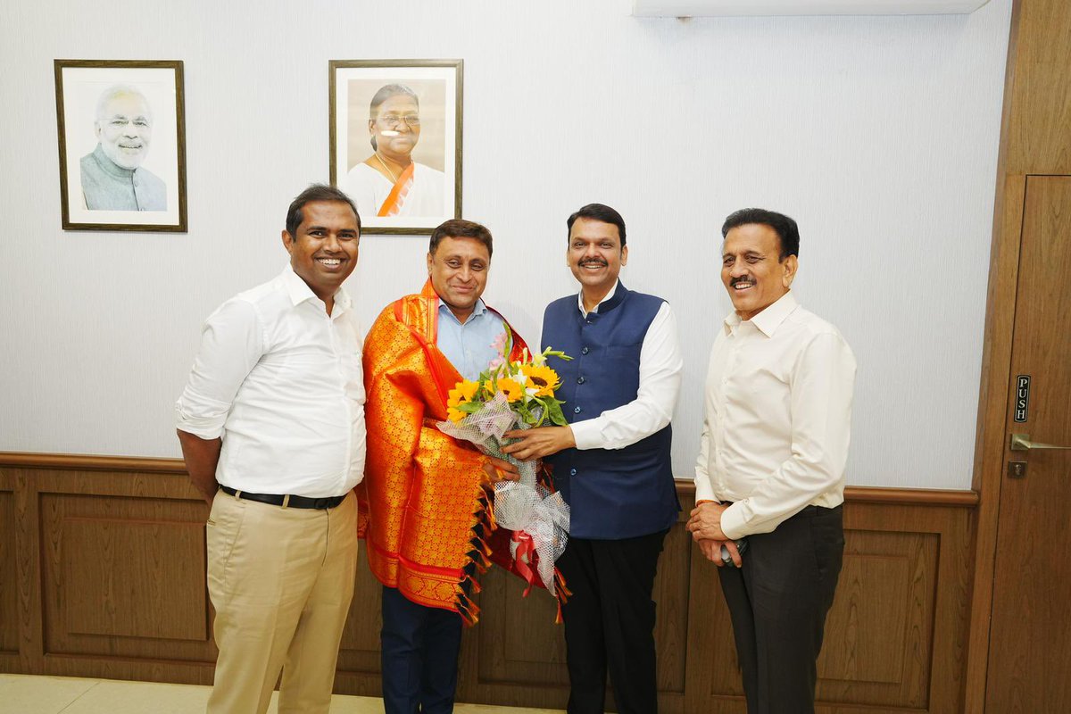mlamangeshbjp's tweet photo. राज्यातील यशस्वी अश्या महायुतीच्या महाविजयाचे शिल्पकार, आमचे नेते मा. उपमुख्यमंत्री श्री.देवेंद्रजी फडणवीस साहेब यांची आज सागर या शासकीय निवासस्थानी भेट घेतली, महायुतीच्या विजयाबद्दल शुभेच्छा दिल्या व त्यांचे आशिर्वाद घेतले.

यावेळी मा.देवेंद्रजी यांनी माझा भगवी शाल पांघरून व पुष्पगुच्छ देऊन सत्कार केला. सदर प्रसंगी भारतीय जनता पक्षाचे नेते व माझे मार्गदर्शक श्री. गिरिषभाऊ महाजन, रावेर-यावल मतदारसंघाचे नवनिर्वाचित आमदार श्री. अमोल जावळे, आरोग्यदूत श्री.रामेश्वरभाऊ नाईक हे देखील उपस्थित होते.

@Dev_Fadnavis @girishdmahajan 
@a_haribhau 
@Rameshwarpnaik2 

#Maharashtra #DevendraFadnavis #MahaYutiWins