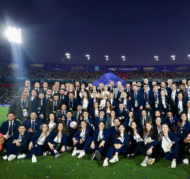 Danymacica's tweet photo. Después de unos días, quiero destacar el GRAN TRABAJO del equipo de prensa de Conmebol por la organización y las atenciones que tuvieron con la prensa de nuestro país y los colegas del extranjero, que también reconocieron ese laburo!
Realmente nos facilitaron todo para que nuestro trabajo salga bien!
Un equipo  de prensa conformado por Paraguayos liderado por @ariramirez284 , así como de otras nacionalidades. Éxitos siempre!
💪🏻👏🏻👏🏻👏🏻👏🏻👏🏻👏🏻👏🏻👏🏻